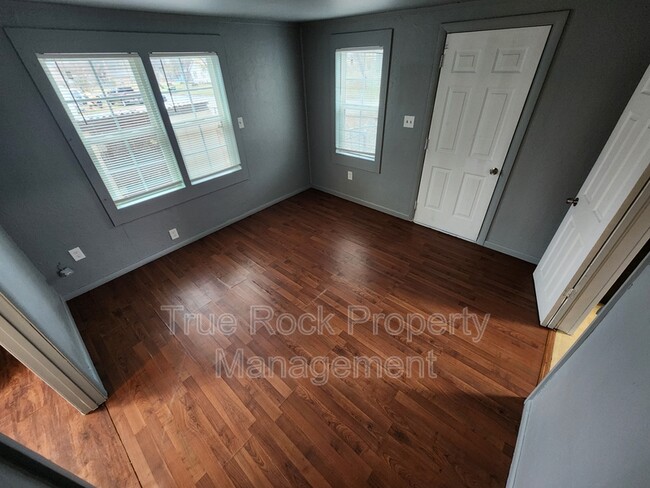 Building Photo - 400 W 17th St