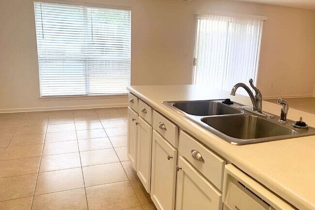 Building Photo - Charming Brick Home in a Cul-de-Sac!