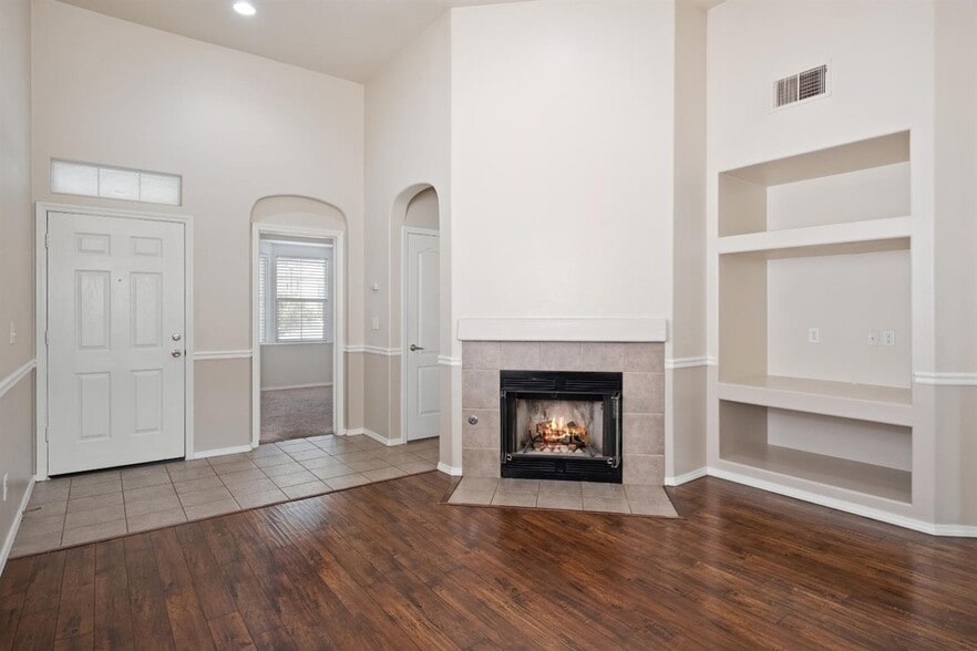 Building Photo - 68 W Bordeaux Ln