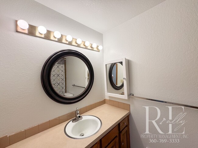 Building Photo - Highland Greens Golf Course Living