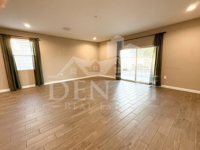 Building Photo - 1053 E Horro Rd