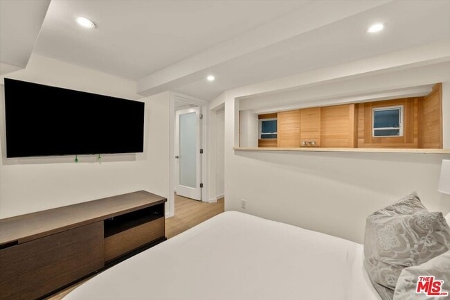 Building Photo - 936 Palisades Beach Rd