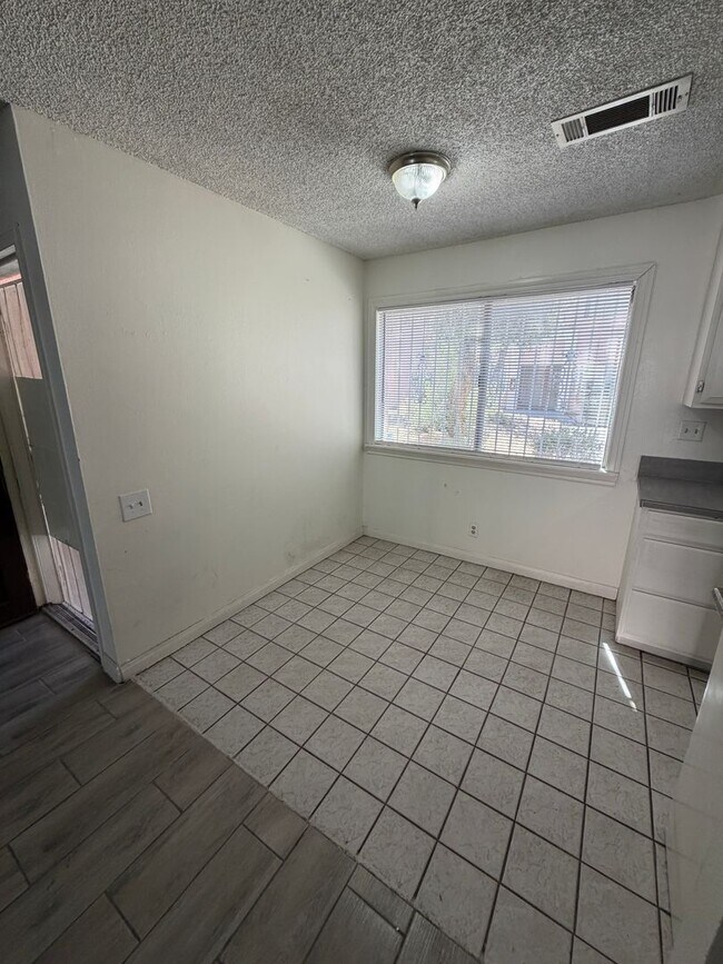 Building Photo - AMERICANA Property Mgmt - Remodeled 2 Beds Townhouse near Downtown South