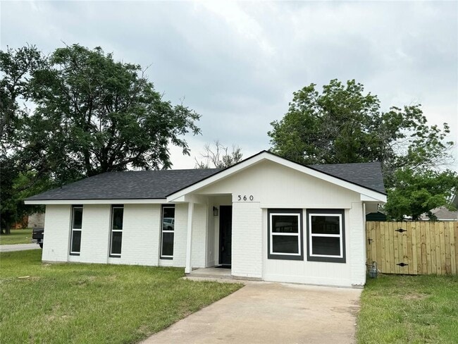 Building Photo - 560 E 19th St