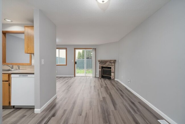 Building Photo - 1st MONTH FREE RENT!! 3 bedroom townhouse ...