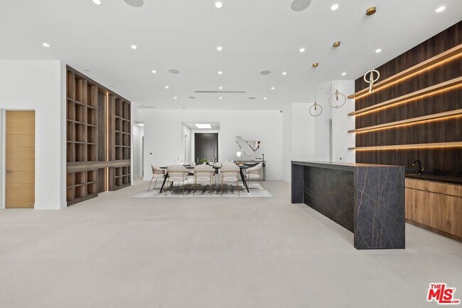 Building Photo - 16851 Encino Hills Dr