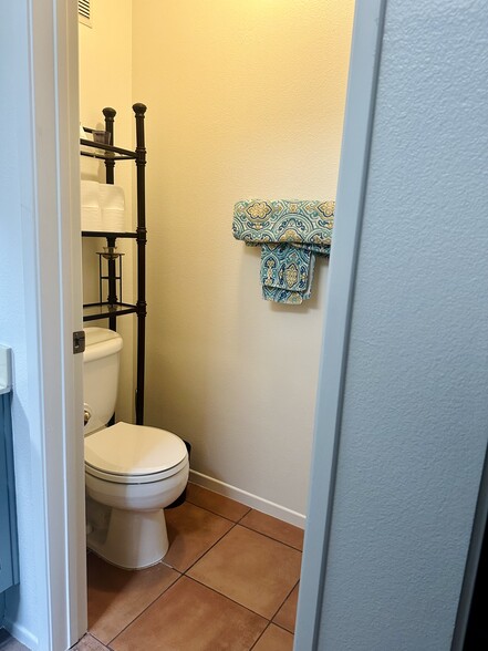 Master bathroom - 25072 Leucadia St
