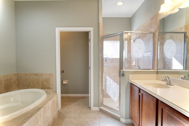 Building Photo - Annual Pool Home in The Stoneybrook Community of Venice!