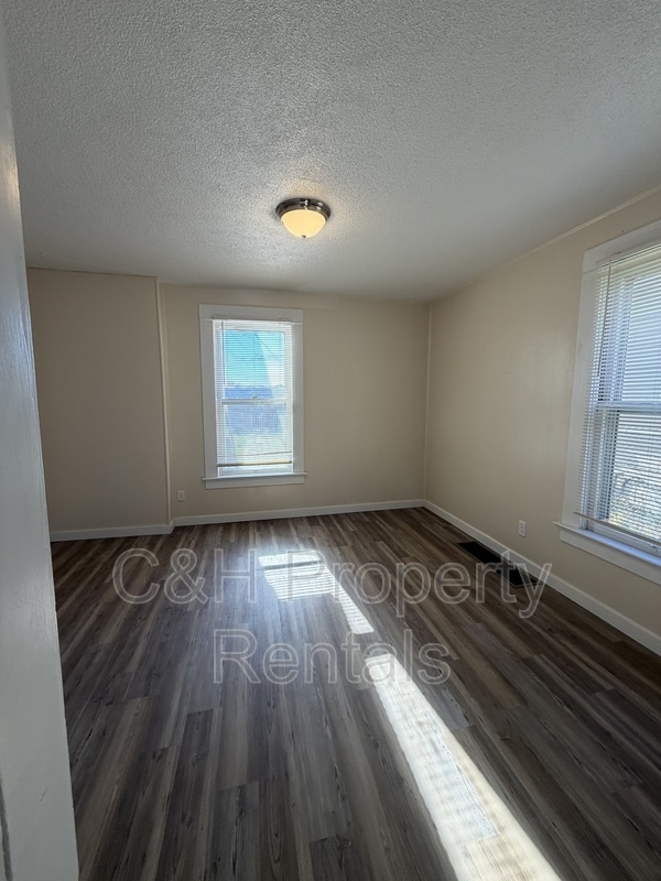 Building Photo - 32 Custer Ave