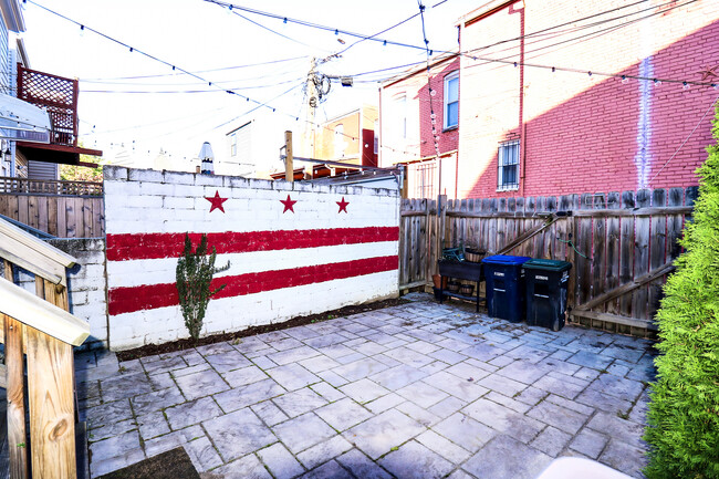 DC flag mural - 1110 K St NE