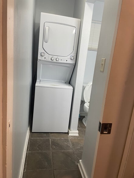 washer/dryer - 815 W Pensacola St
