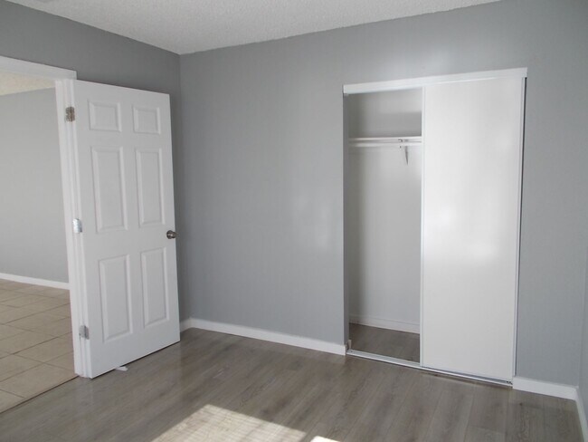 Building Photo - Beautifully Updated 3-Bedroom with an Ente...