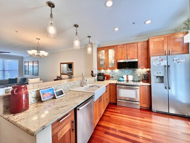 Building Photo - UPTOWN TOWNHOUSE!