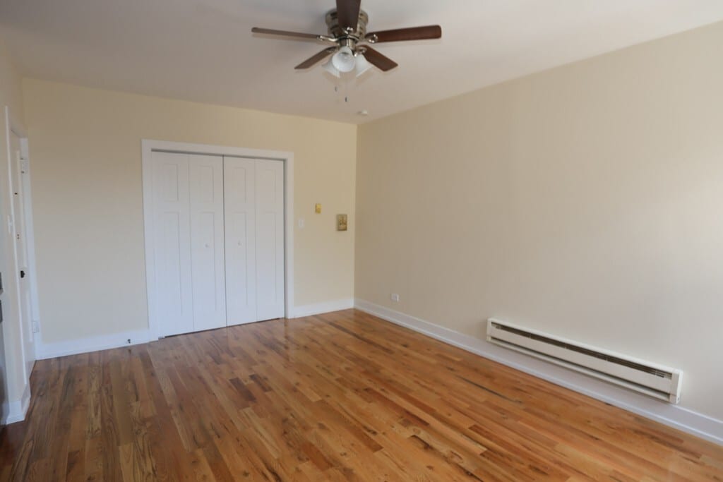 Building Photo - 823 W Diversey Pkwy