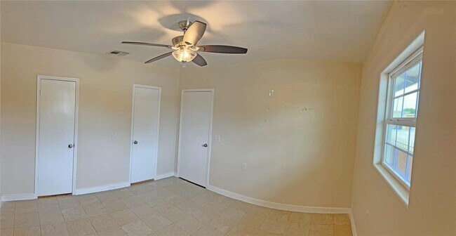 Building Photo - 1306 Loop Dr