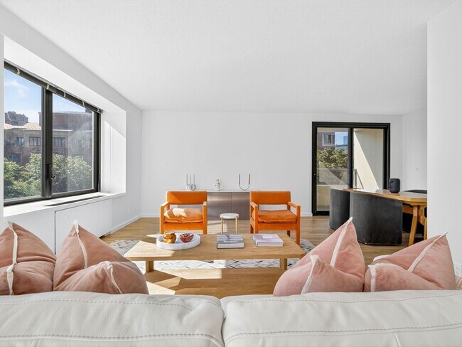 Building Photo - 65 E India Row