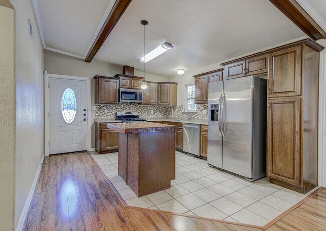 Building Photo - 1410 Kamar Dr