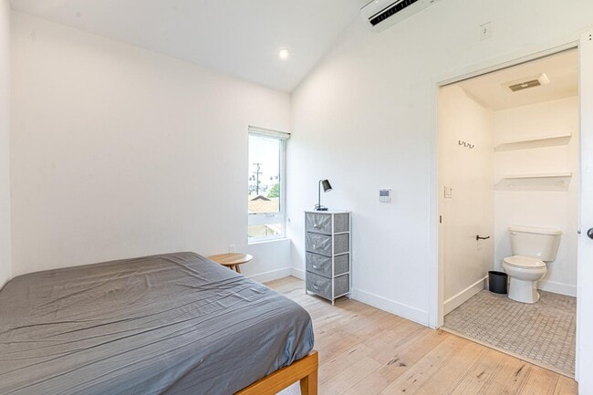 Building Photo - 5055 Lincoln Ave