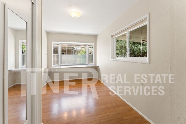 Building Photo - 705 Orange Grove Way
