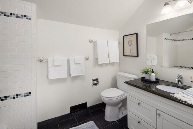 Building Photo - 5bd/2.75ba Bellevue Home
