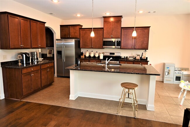 Building Photo - 4 bedroom 2.5 bath