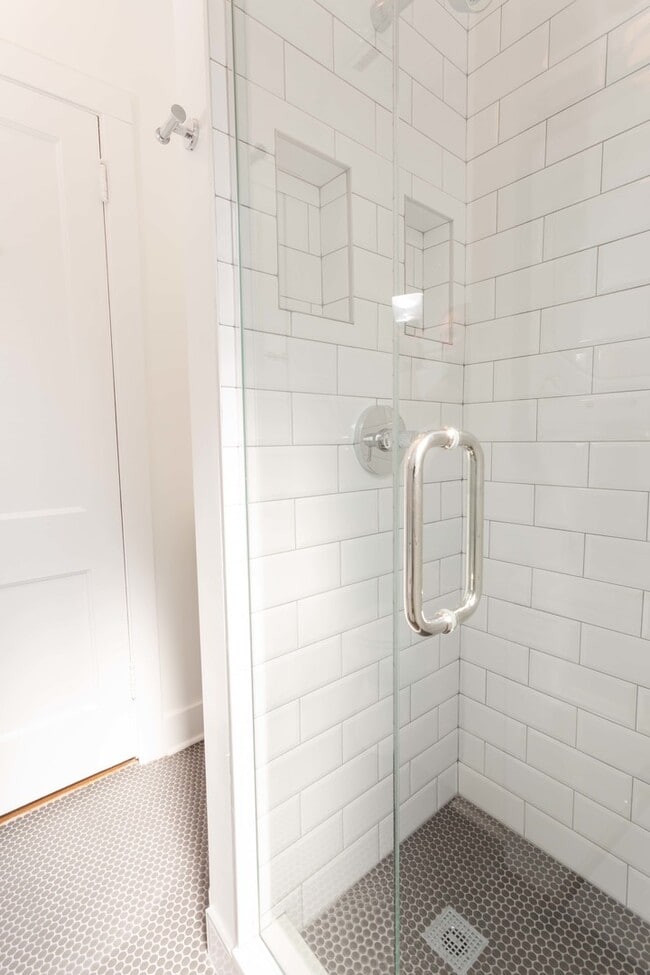 Building Photo - 3338 N Wolcott Ave