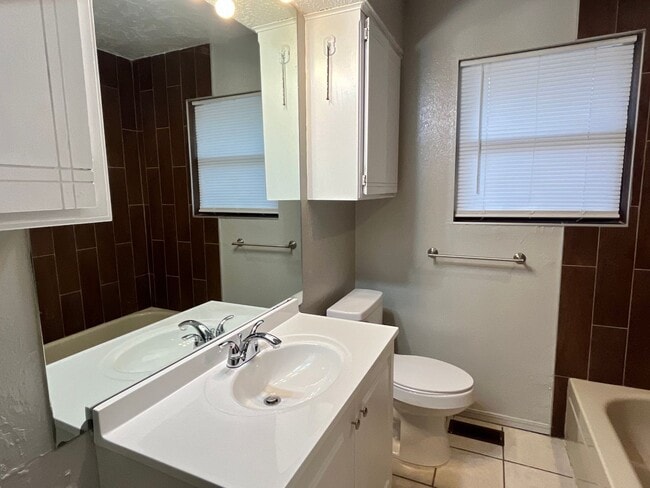 Building Photo - Beautiful Remodeled Mustang Home!