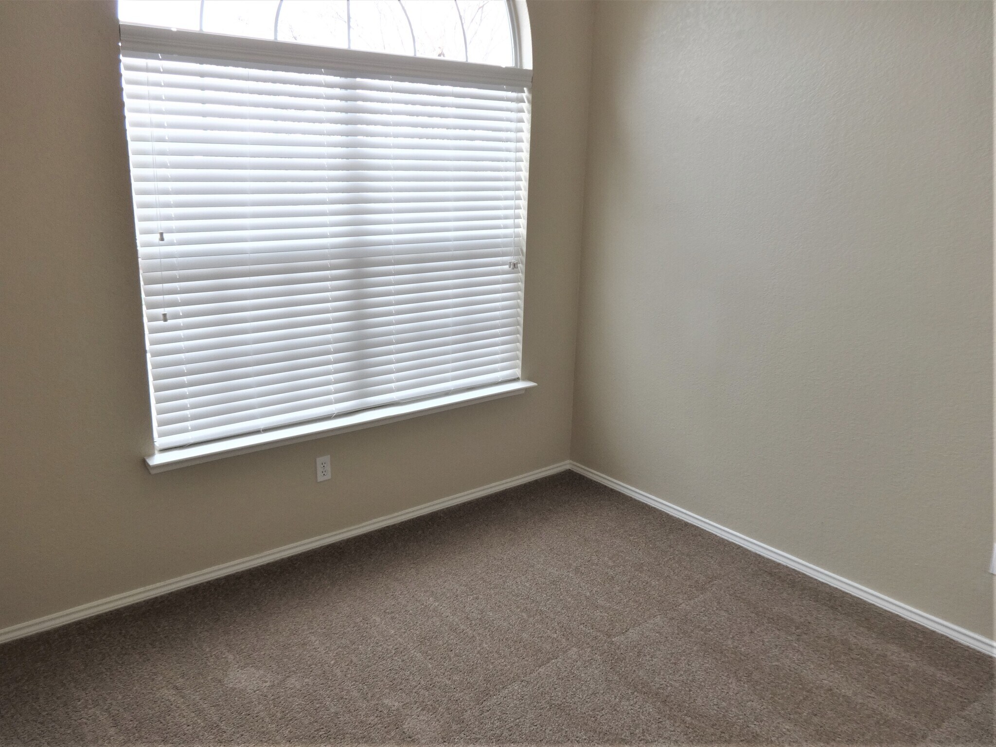 Building Photo - 1809 Mapleleaf Dr
