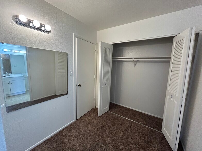 Building Photo - 5744 N 44th Ave