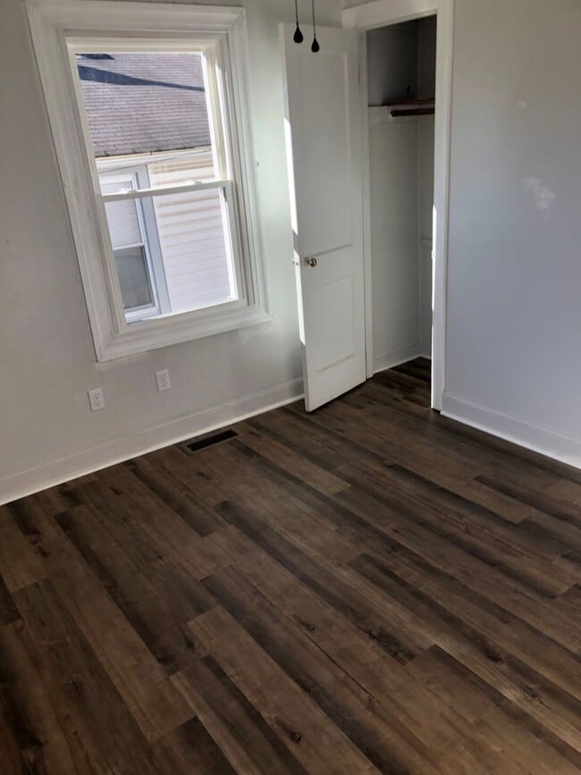 Building Photo - 2 Bedroom House off Memorial Avenue
