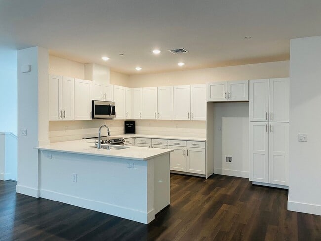 Building Photo - 5301 E Commerce Way