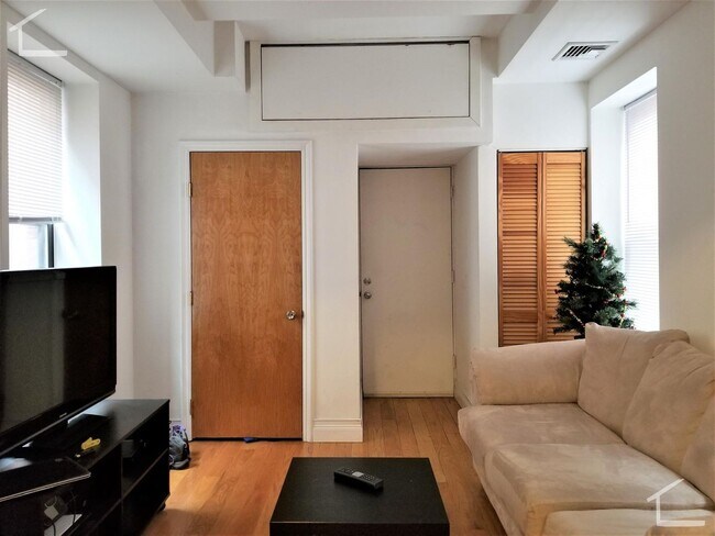 Building Photo - 4Br/1Bth apartment in Boston! Great location! Laundry in UNIT!