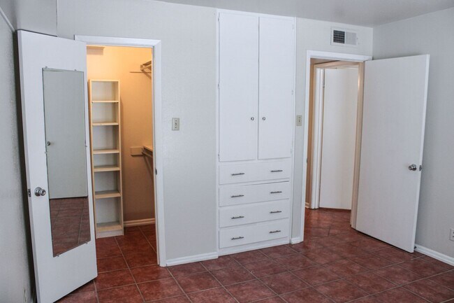 Building Photo - RENOVATED 2-BEDROOM CONDO AT THE GEORGIAN