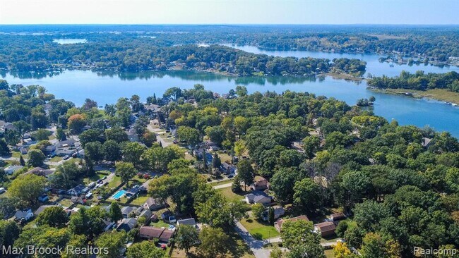 Building Photo - 4120 Lotus Dr