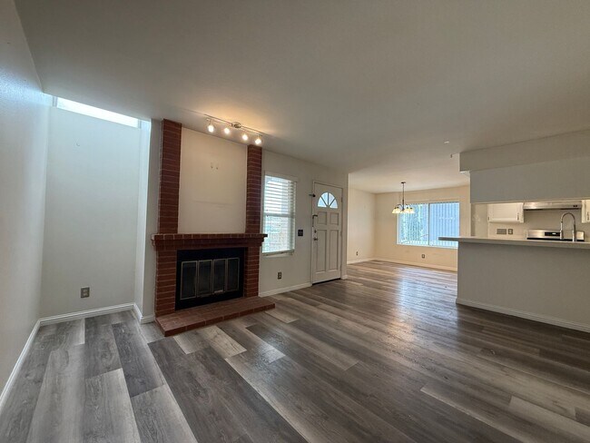 Building Photo - Spacious 2 BED 2 BATH Condo! Two-Car Tandem Garage! Central AC! In Unit Washer/Dryer!