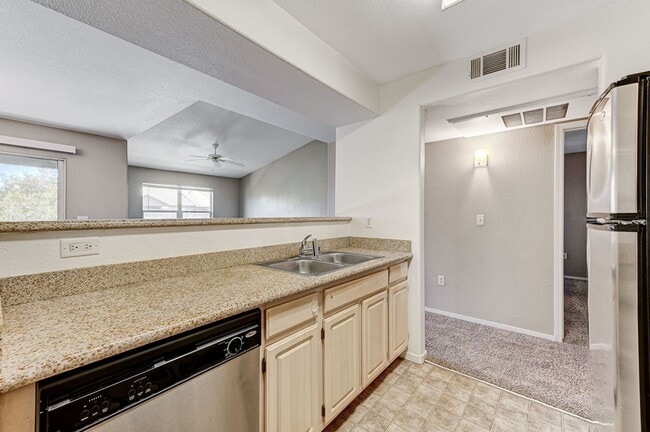 Building Photo - Spacious 2-Bed Condo with Balcony in Gated Community!