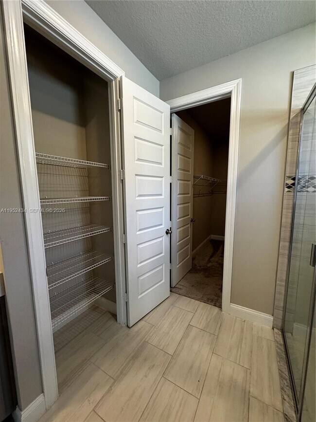 Building Photo - 6712 Cloverdale Ave