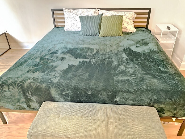 Master bed, king, memory foam. - 328 Garden St