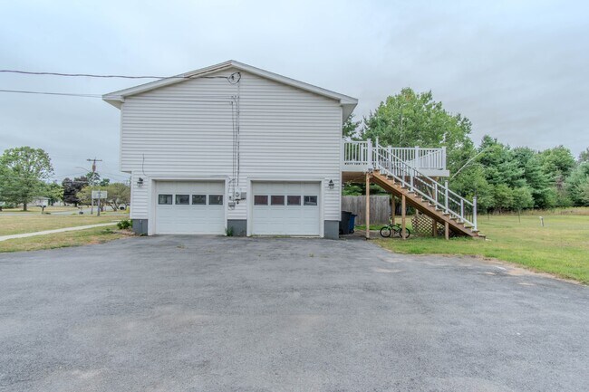 Building Photo - 102 Pine Dr