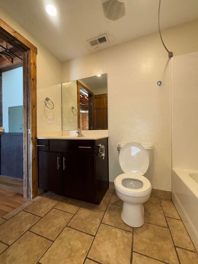 Building Photo - Large One Bedroom One bath Loft Apartment available Now!