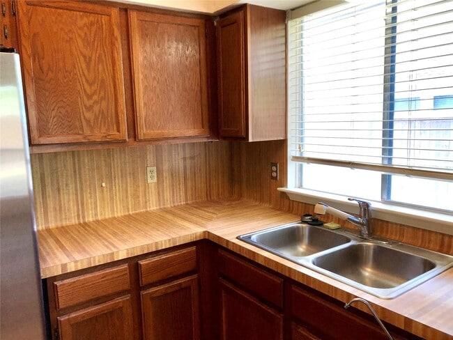 Building Photo - 15650 Pebble Lake Dr