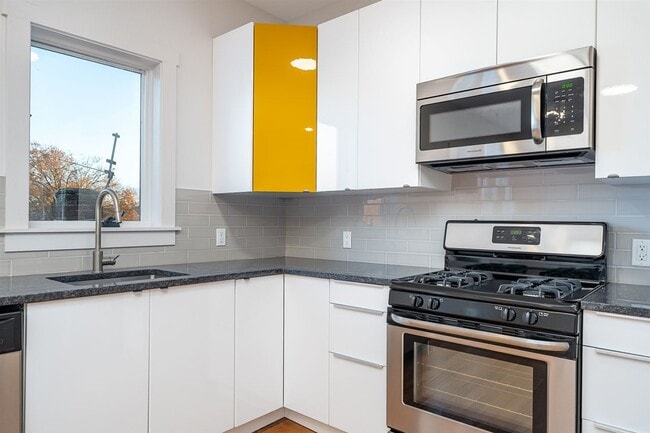 Building Photo - 541 42nd St