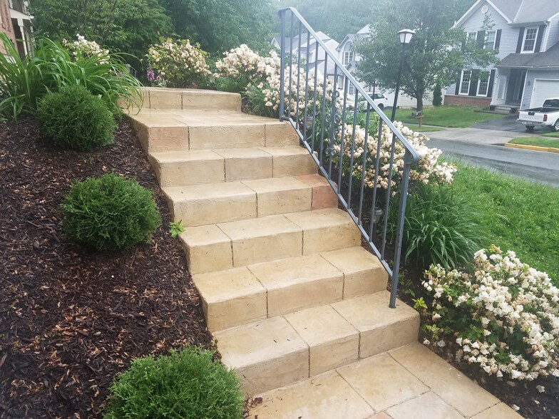 FRONT STAIRS/GARDEN - 22 Solitaire Ct