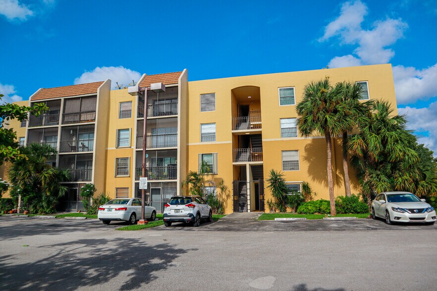 Building Photo - 8005 Lake Dr