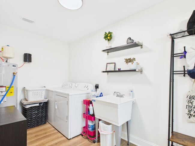 Building Photo - 38 Cape Dr NW