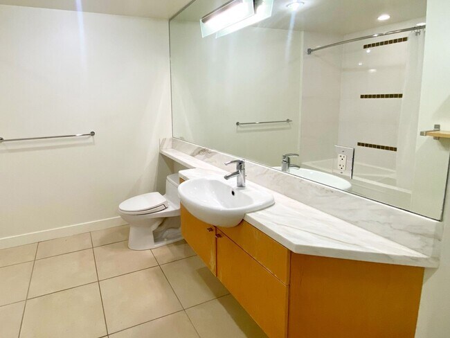Building Photo - Beautiful 2 bedroom 2 bath condo in the Do...