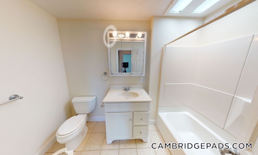 Building Photo - 1056 Cambridge St