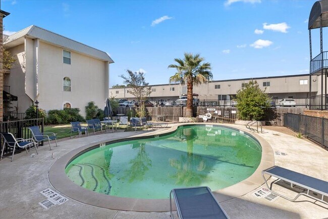 Building Photo - 910 Duncan Ln