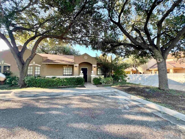 Primary Photo - 601 St James Dr