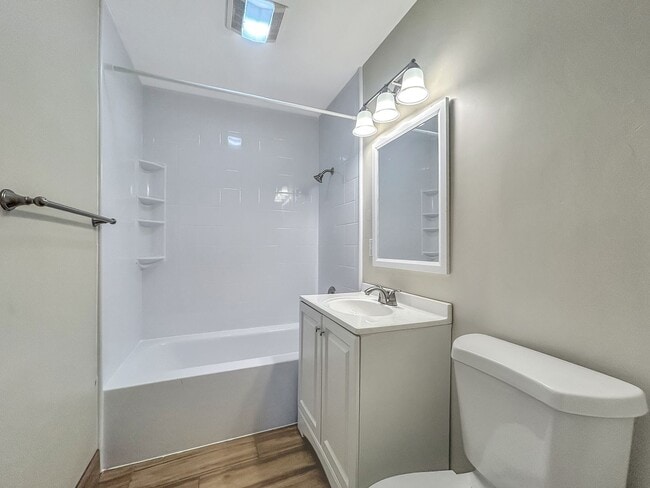 Building Photo - Beautiful 3B/2BA w/ Updated Kitchen and Pool in Clairemont!